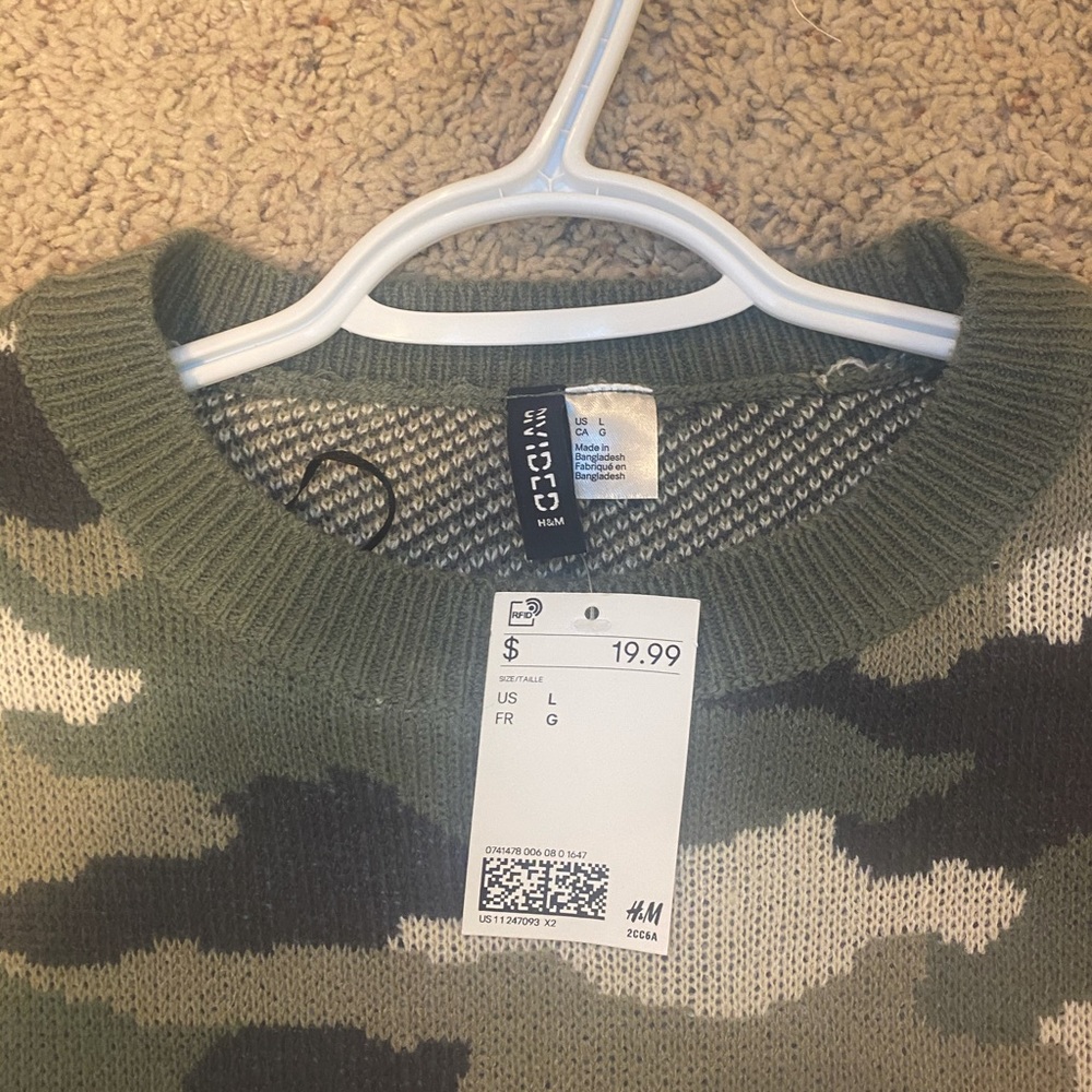H&M Camo Cropped Sweater. Never worn NWT sz LARGE